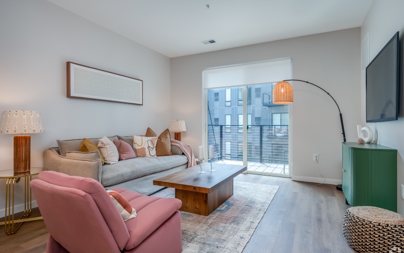 1BR, 1BA - 712SF - Living Room